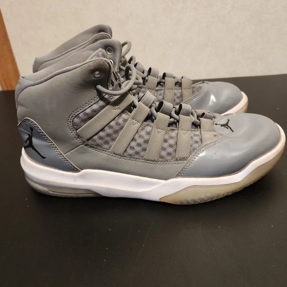 Size 8- Jordan Max Aura Cool Gray